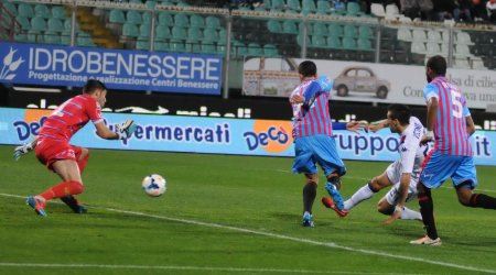 a_catania_un_punto_prezioso_per_il_cagliari_1_1_bergessio_risponde_a_vecino_espulso_avelar-0-0-394337