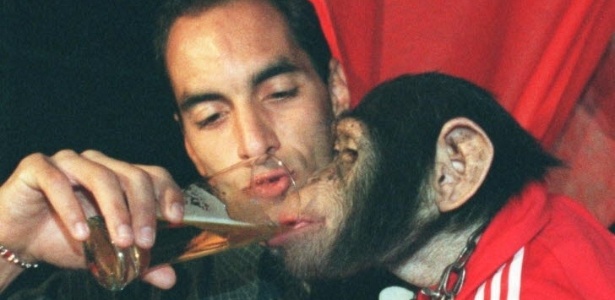 Edmundo e uno scimpanzè.