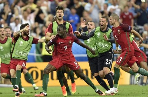 Eder festeggia dopo il gol che vale la vittoria del Portogallo.