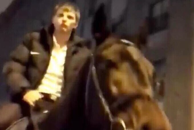 Arshavin scappa in groppa a un cavallo.